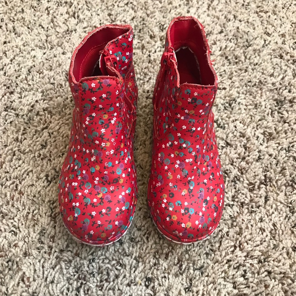 Genuine kids clog boots size 9 EUC